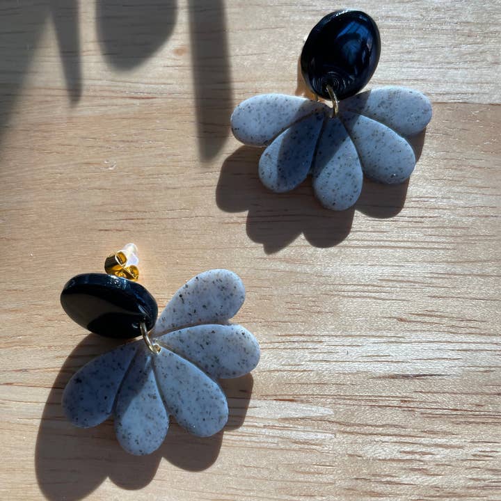 Negro y granito: pendientes de arcilla polimérica hechos a mano para venta al por mayor de Honeybea Creations WI