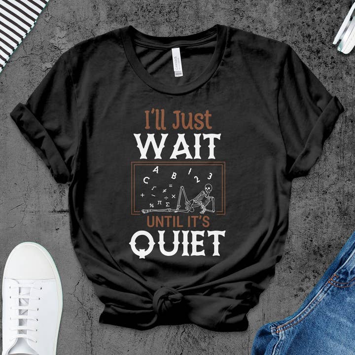 Sjov lærer-T-shirt, Skeleton Classroom Humor Graphic Tee, Pædagoggave, Casual bomuldsskjorte, Unik fakultetstøj for engroshandel hos FreakyTeeFactory