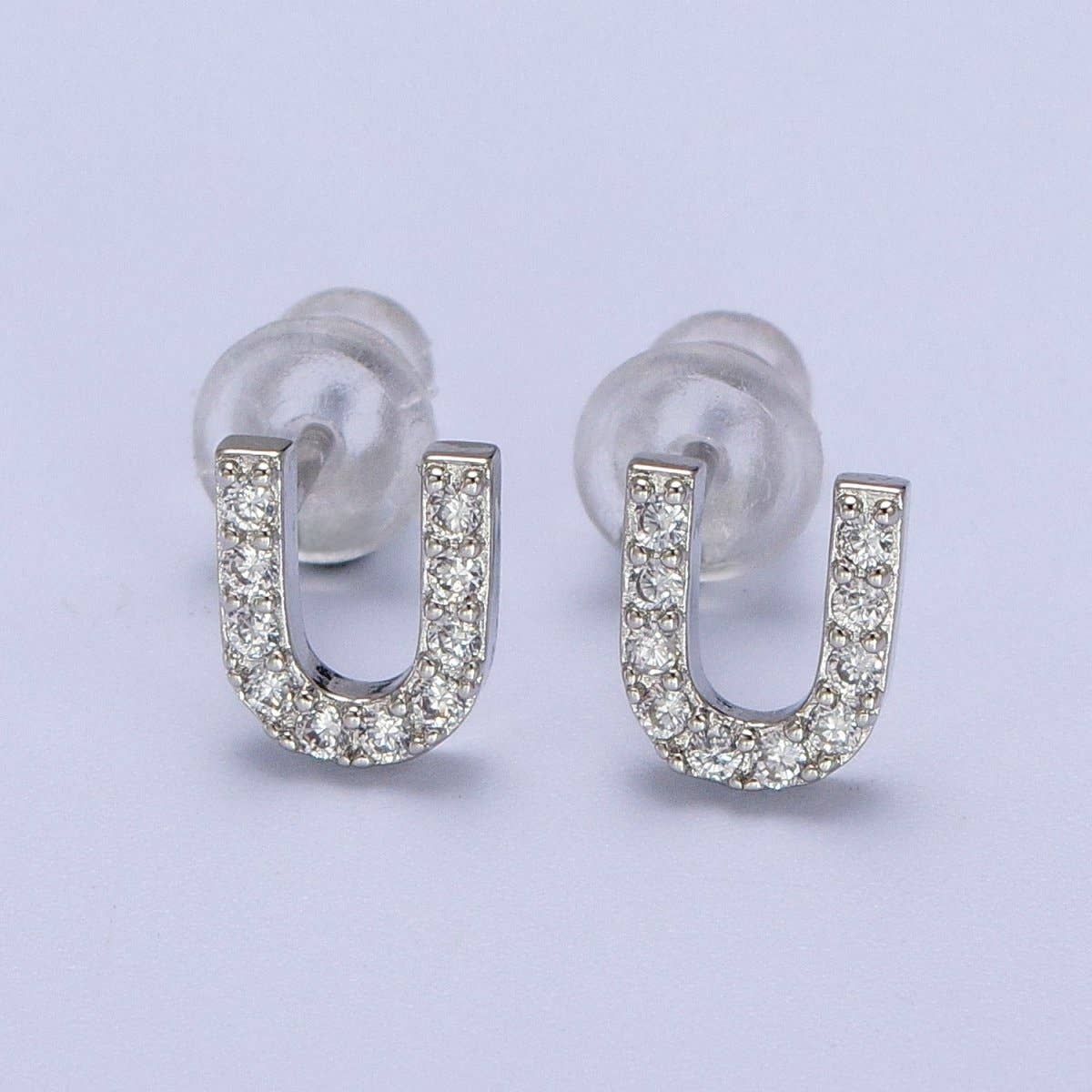 Aim Eternal – wholesale Solitärörhängen – Vitguldfyllda små initialbokstavsörhängen med diamant CZ i silver | AD-120-AD-14520