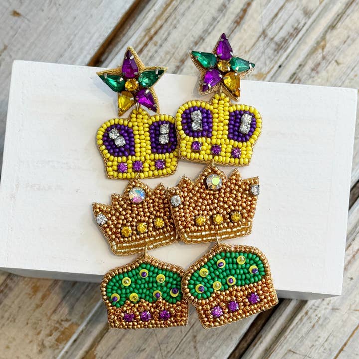 Boucles d'oreilles à triple couronne Mardi Gras pour la vente par Nola Mercantile