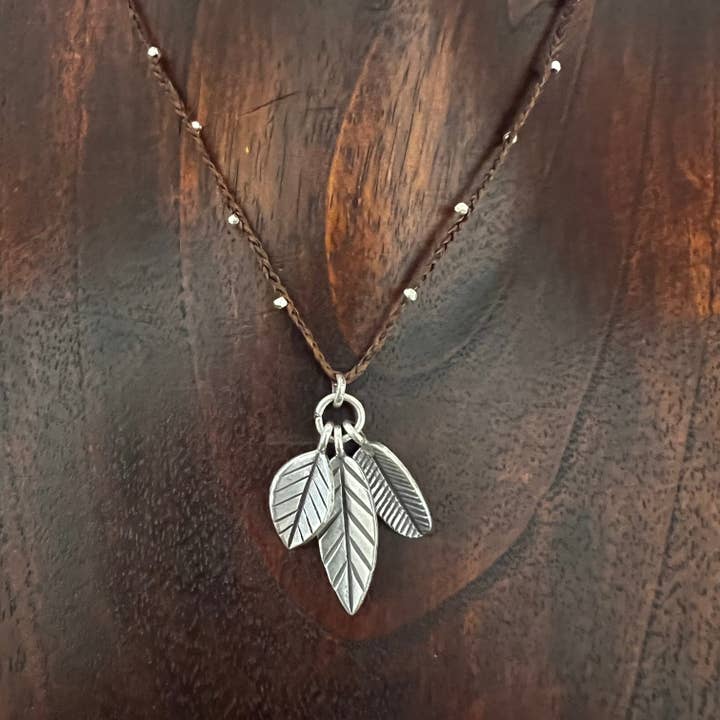 Anantara – wholesale Hänge-/berlockhalsband – N9 - Halsband med fallande löv