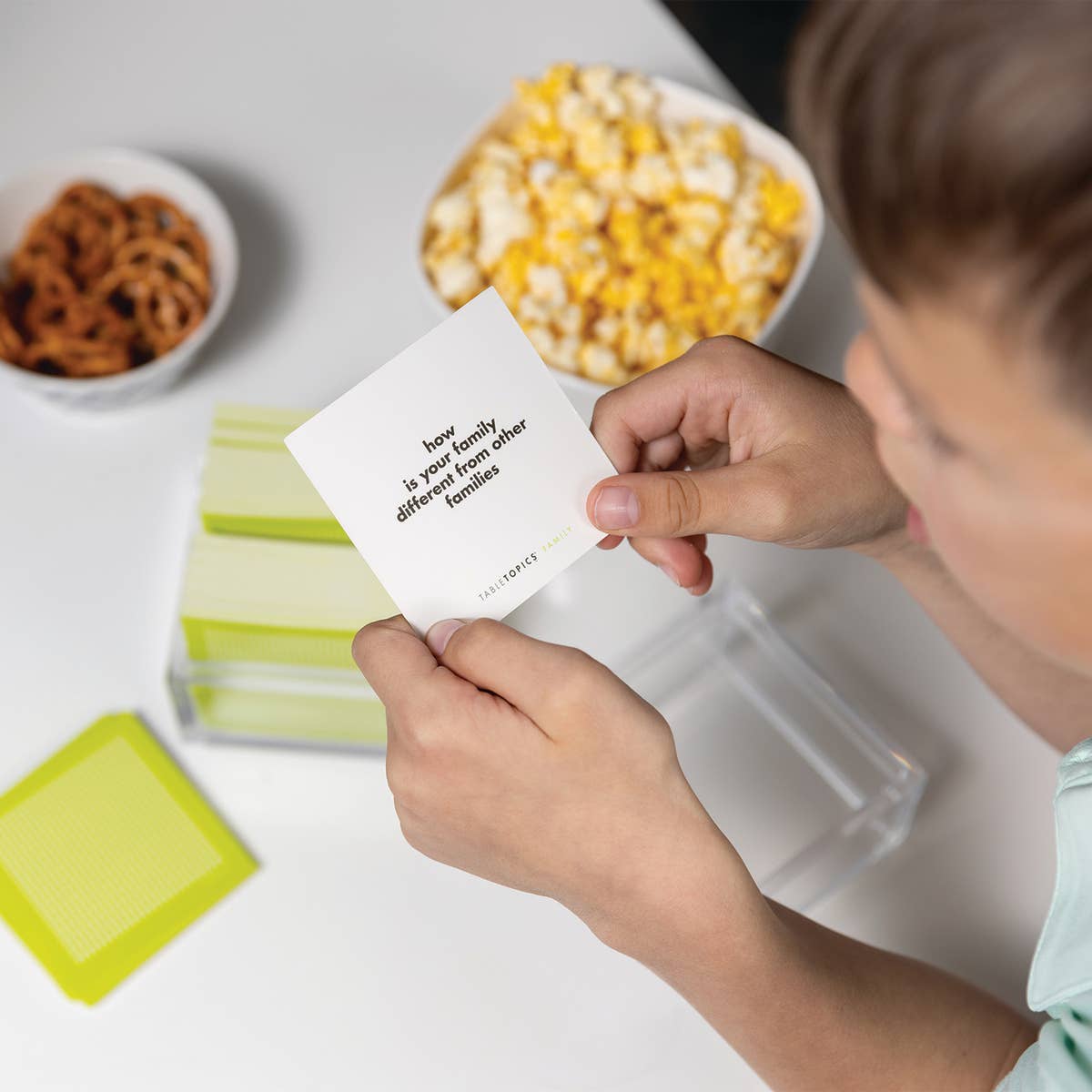 TableTopics - Vente Jeux de cartes - TABLETOPICS FAMILLE - Déclencheurs de conversation primés4