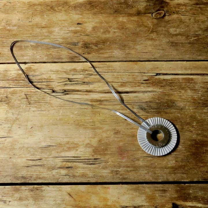 Dressed Pendant Charm halskæde, 15.74" lang for engroshandel hos Ans Designs