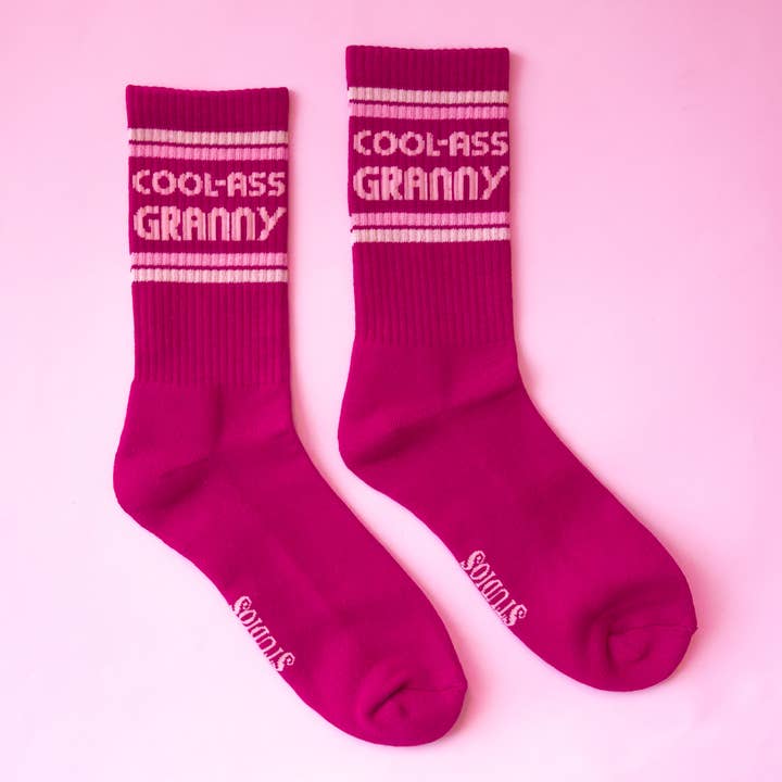 Chaussettes montantes côtelées rayées Cool Ass Granny pour la vente par Sunshine Studios