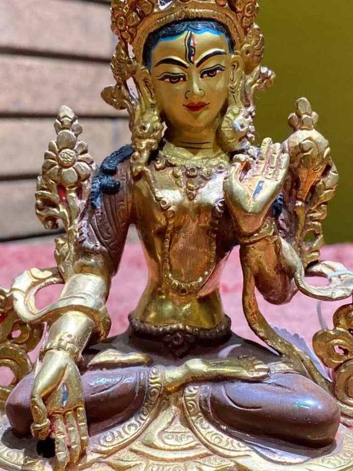 Statua di White Tara con Volto Dipinto in Stile Thanka (M) per la vendita all'ingrosso da parte di Katmandu Trading Co.