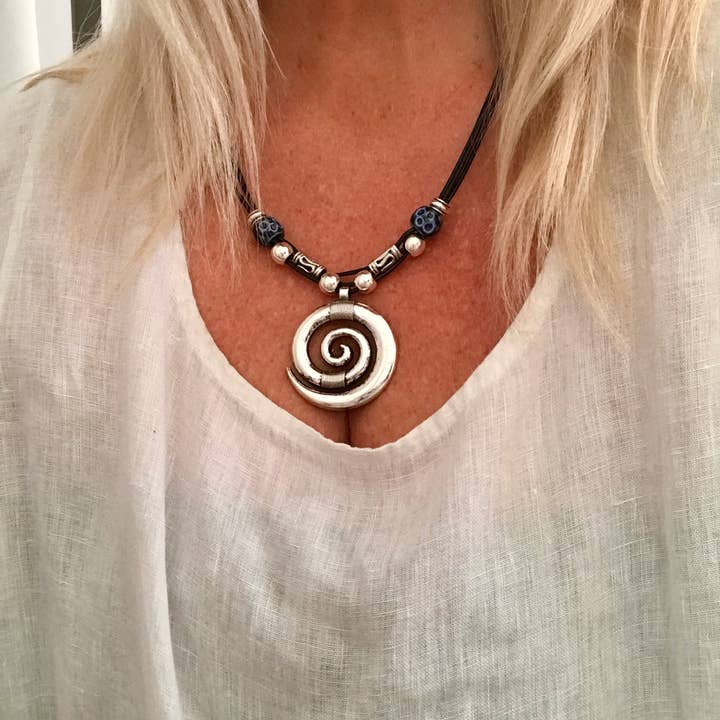 myDemimore - Venta al por mayor Collares con colgantes/abalorios - Collar de cuero para mujer de varias hileras con colgante de espiral y piedras