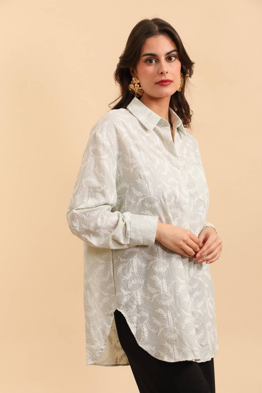MOOYA – Engroshandel Skjorte med buttondown – til kvinder – Oversize skjorte med teksturerede striber og blomsterbroderier L3081