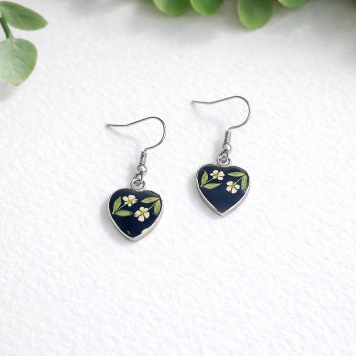 Brincos de Coração com Flores de Cenoura-Brava Prensadas por atacado de My Beverly Jewelry