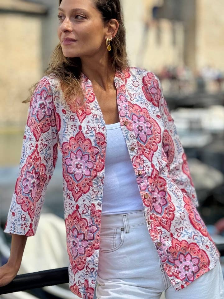 Chemise Femme en Coton Indien Block Print – Blanche et Rose avec Motif Géométrique, Manches 3/4, Col V, Boutons en Bois pour la vente par MALINI FASHION DESIGN PRIVATE LIMITED