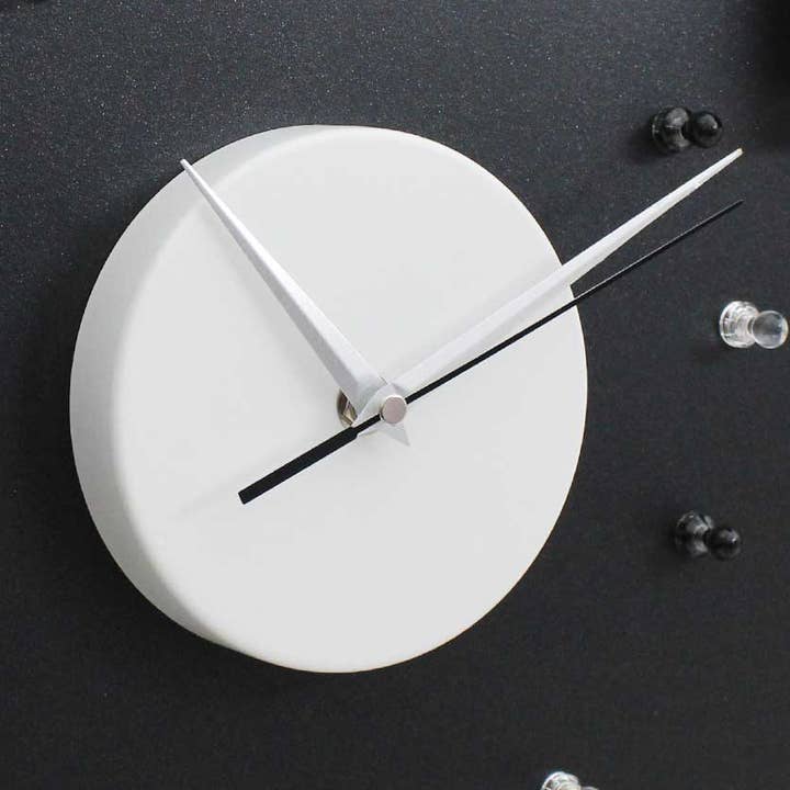 Magnetische Uhr, Rund, Matt Weiss, Eleganter moderner für den Großhandel von KalaMitica Magnetic System