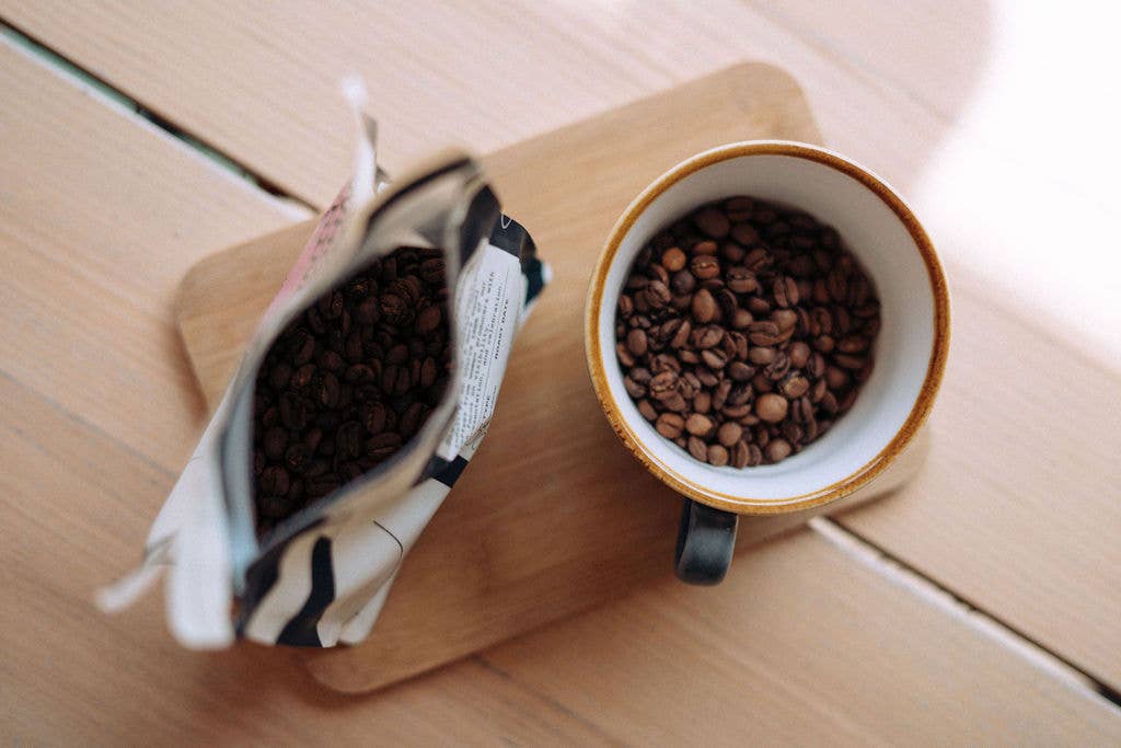 Girls Who Grind Coffee - Vente Café moulu - Grains de café One Eye Open Half Caff, mélange lavé mi-caféiné1