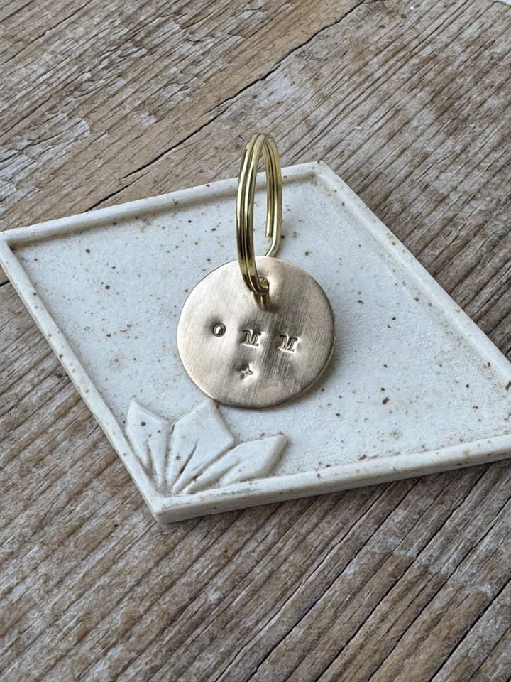 Etichetta Chiave OMM e Anello di Ottone per la vendita all'ingrosso da parte di Belle's Nest