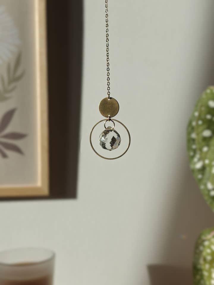 LOLA • Mini solfanger i messing og glas krystal for engroshandel hos Atelier Intuitive