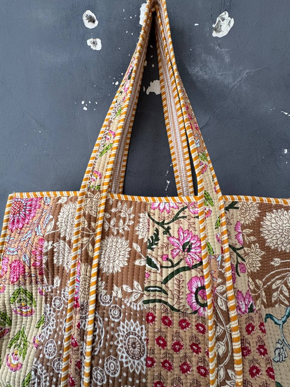 bhavnas boutique - Venta al por mayor Bolsa de asa- Mujer - Bolsa de algodón acolchada para compras con parche floral estampado3