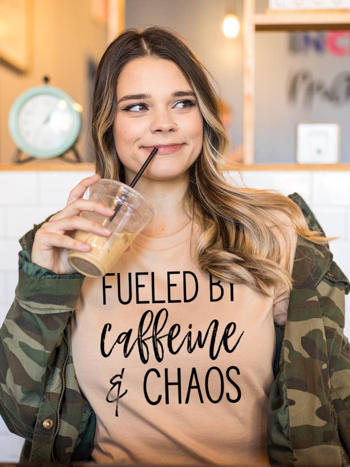Camiseta Fueled by Caffeine & Chaos por atacado de Mom Life Must Haves