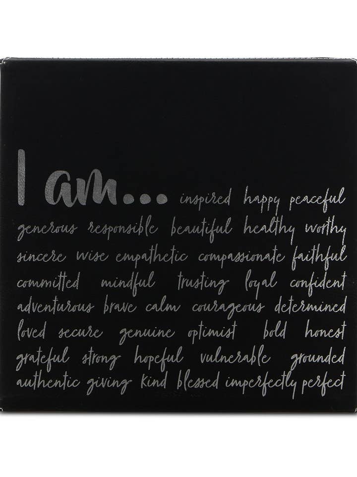 Inspirador colgante de pared con texto en piel sintética negra y plateada con la letra «I am Affirmation» para venta al por mayor de Buddha Groove