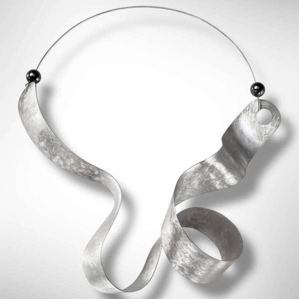 Colar Escultura Usável VIBE 1 Onda Sonora da Coleção SOUND com Pérolas Simuladas por atacado de Chick Boss LLC