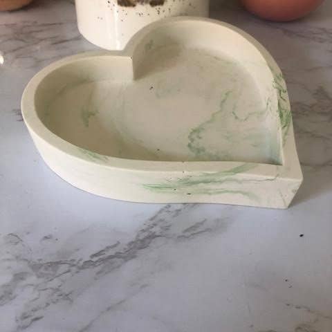 Handgjord Jesmonite Heart Dish - Grön Marmor för wholesale av Eco Homeware Studio
