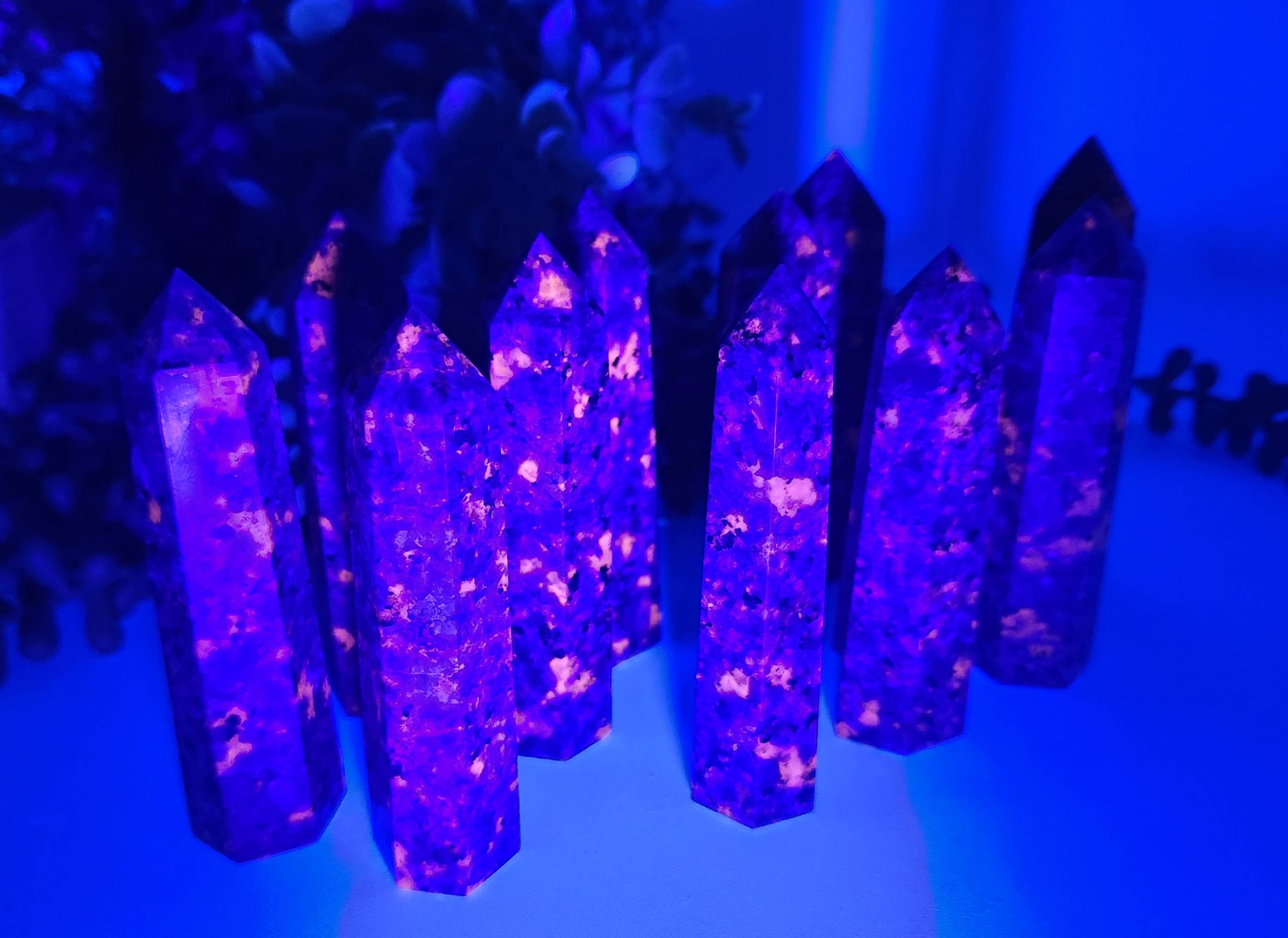 Meraki Gemstones - Vendita all'ingrosso Pietra/cristallo spirituale - Torre Yooperlite reattiva ai raggi UV (circa 8,9-9 cm) qualità AAA10