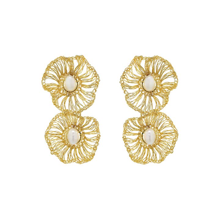 Orecchini all'uncinetto fatti a mano Nyla Duo in perla e oro per la vendita all'ingrosso da parte di Lavish By Tricia Milaneze