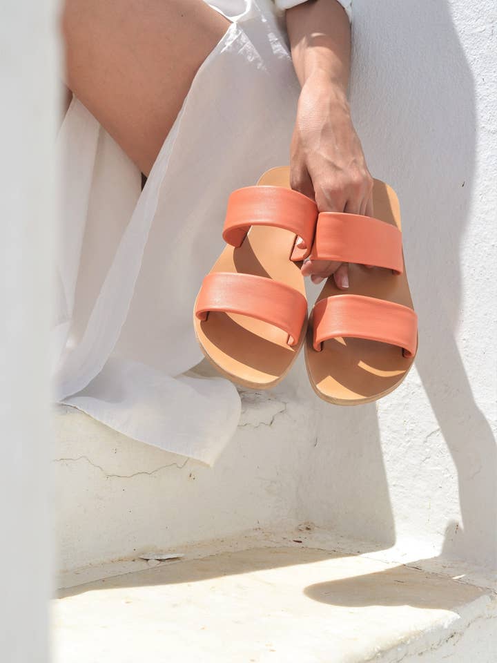 Sandalen Thioni aus korallenrotem Leder für den Großhandel von ANA KOUTSI