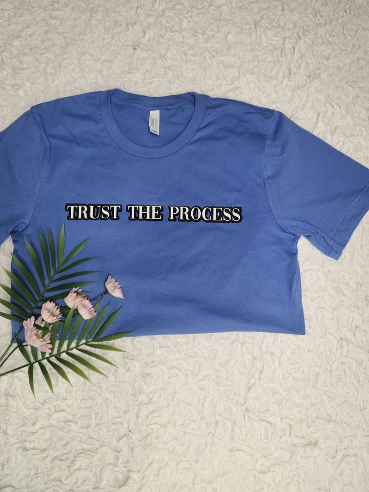 T-shirt TRUST THE PROCESS pour la vente par With Love, Shanese