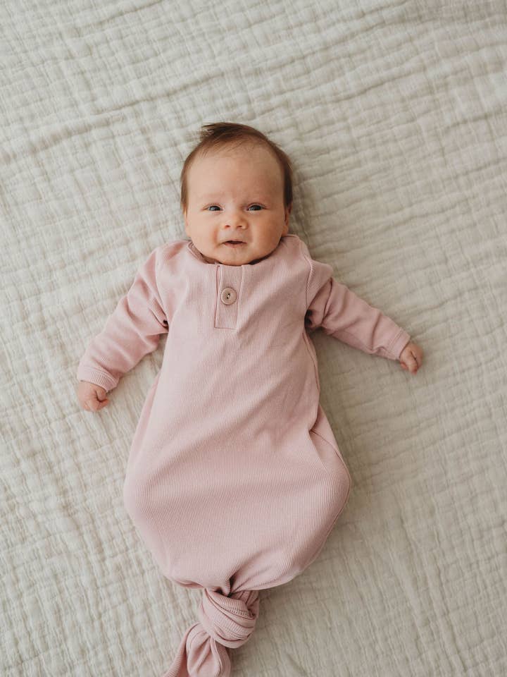 VESTIDO COM NÓ DE ALGODÃO ORGÂNICO EM “MAUVE” por atacado de Chubby Lamb