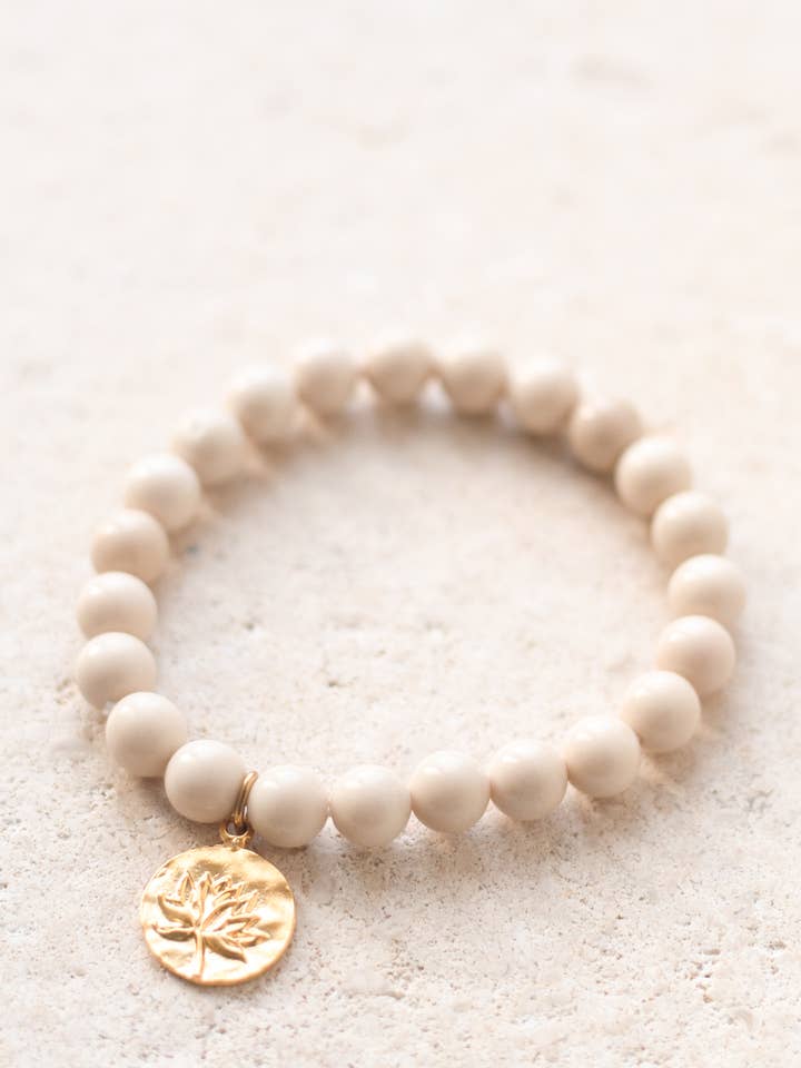 Bracciale medio Lotus in pietre di fiume da 8 mm per la vendita all'ingrosso da parte di Blush and Promise