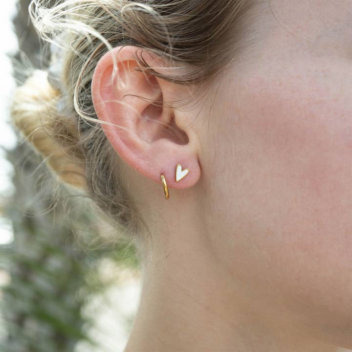 WJW - Vendita all'ingrosso Orecchini a bottone - Orecchini a perno a forma di cuore bianco in acciaio inossidabile con PVD oro 18K1