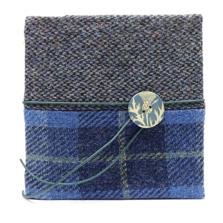 Tae Haud Yer Haiverings - Blu - Quadrato con bottone a forma di cardo per la vendita all'ingrosso da parte di Bertie Girl