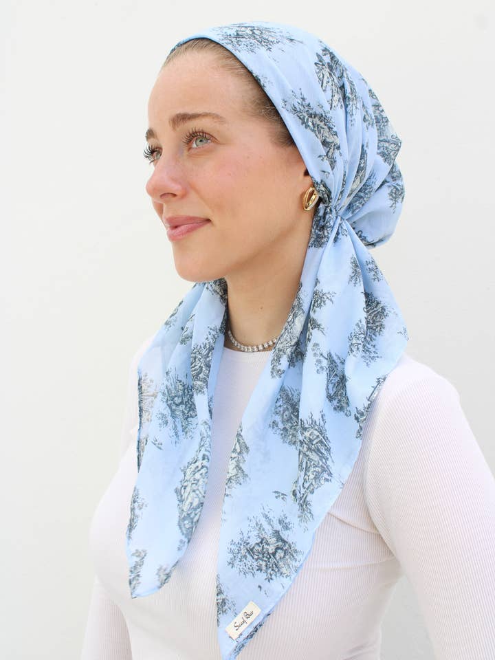 KORTE KLASSIEKE VOORGEKNOOPTE Blauwe Chateau Toile Hoofddoek (MET FLUWELEN GRIJP) voor wholesale door The Scarf Bar