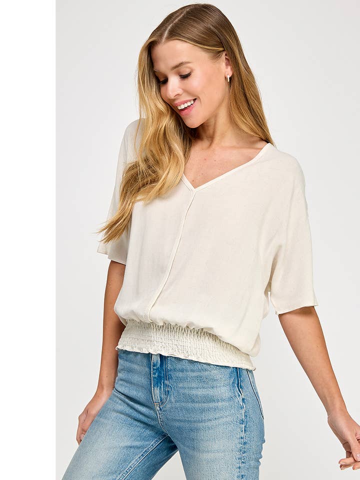 Blouse à col en V avec détail de bordure et bande smockée, WT967 pour la vente par Heimious