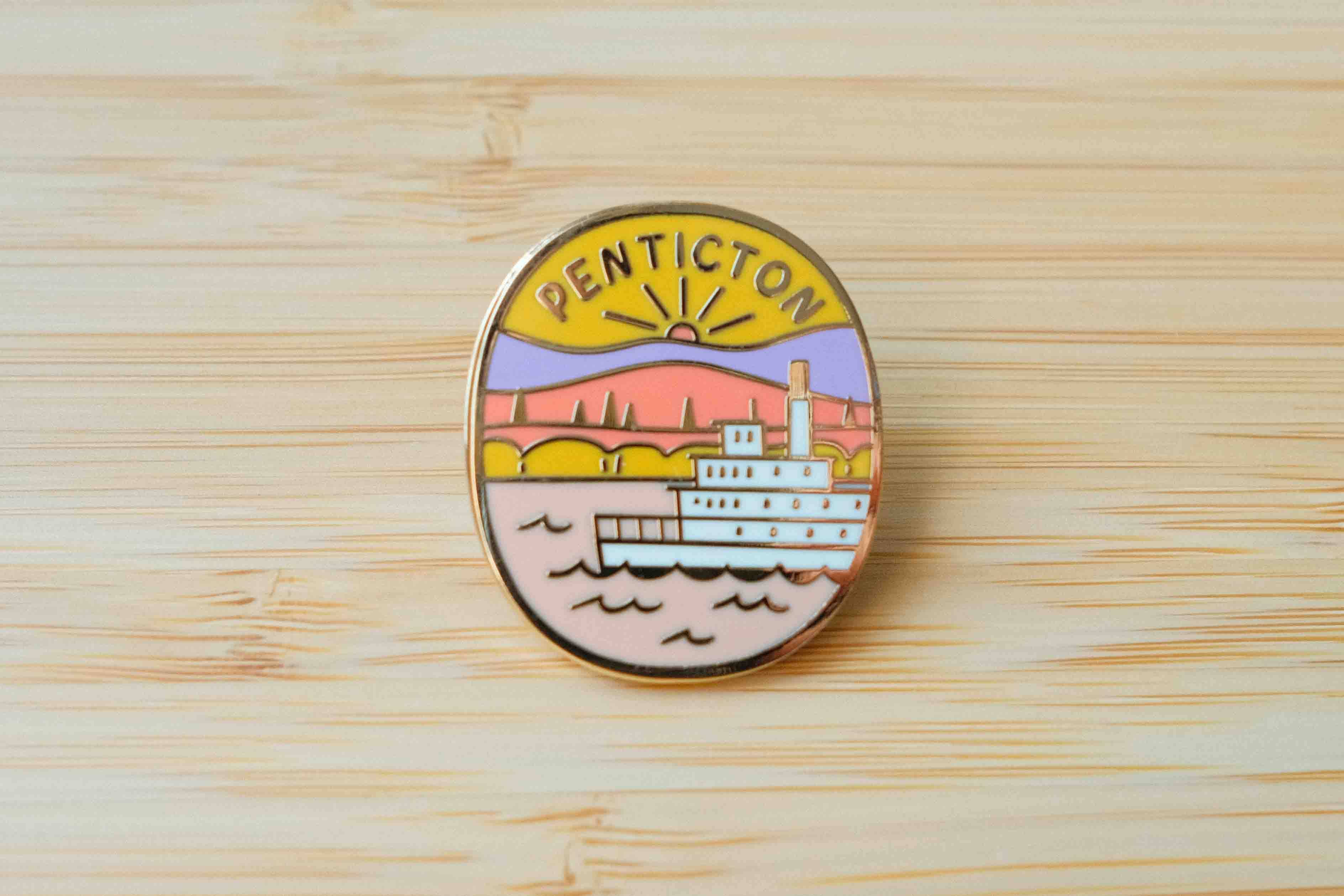 Ashleigh Green Studios - Vendita all'ingrosso Spilla da bavero - Penticton - spilla smaltata ✨1