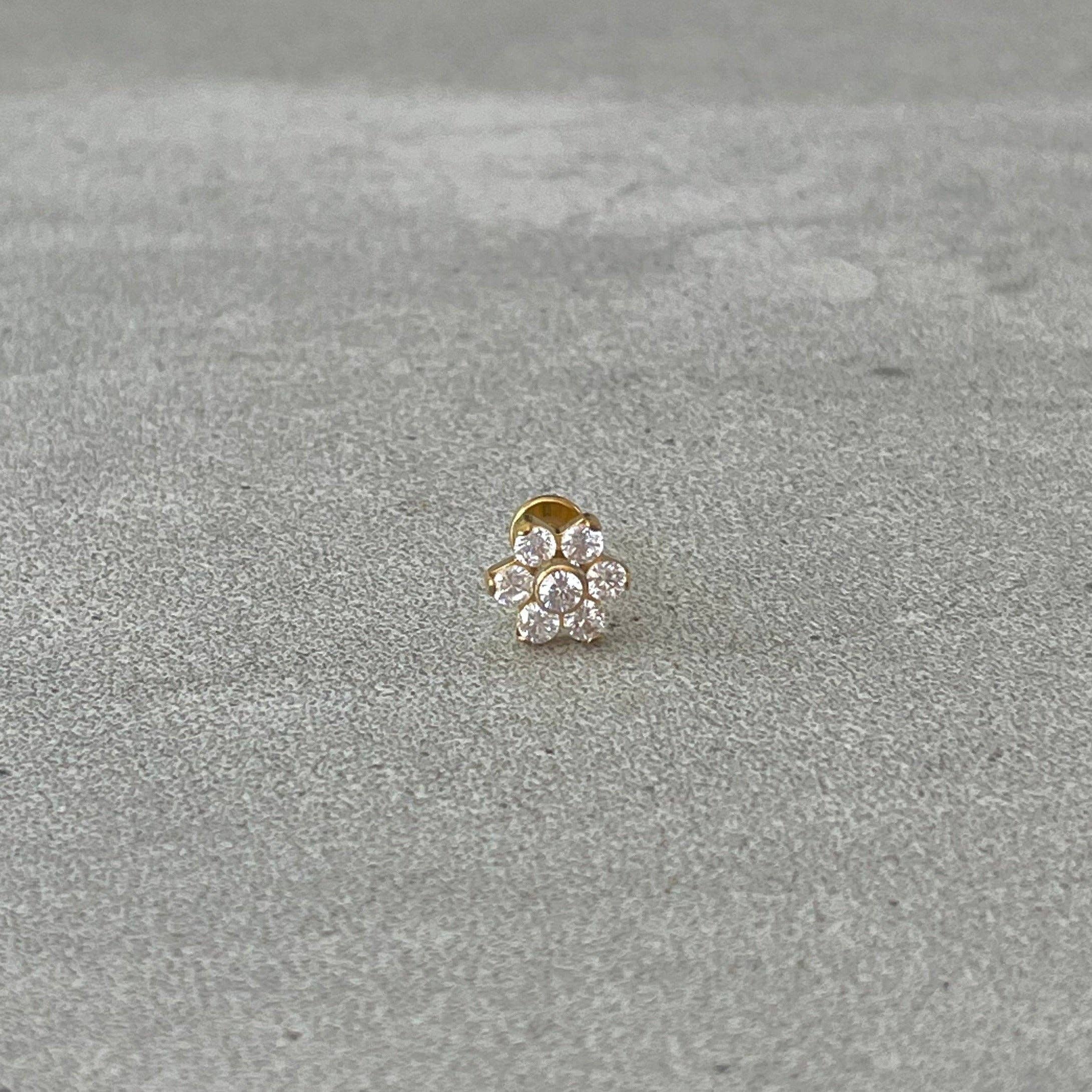 Elara Body Jewelry - Vente Clous d'oreille - Boucle d’oreille fleur à dos plat en CZ pour cartilage (16G, 6 mm ou 8 mm, acier chirurgical, or ou rose)1