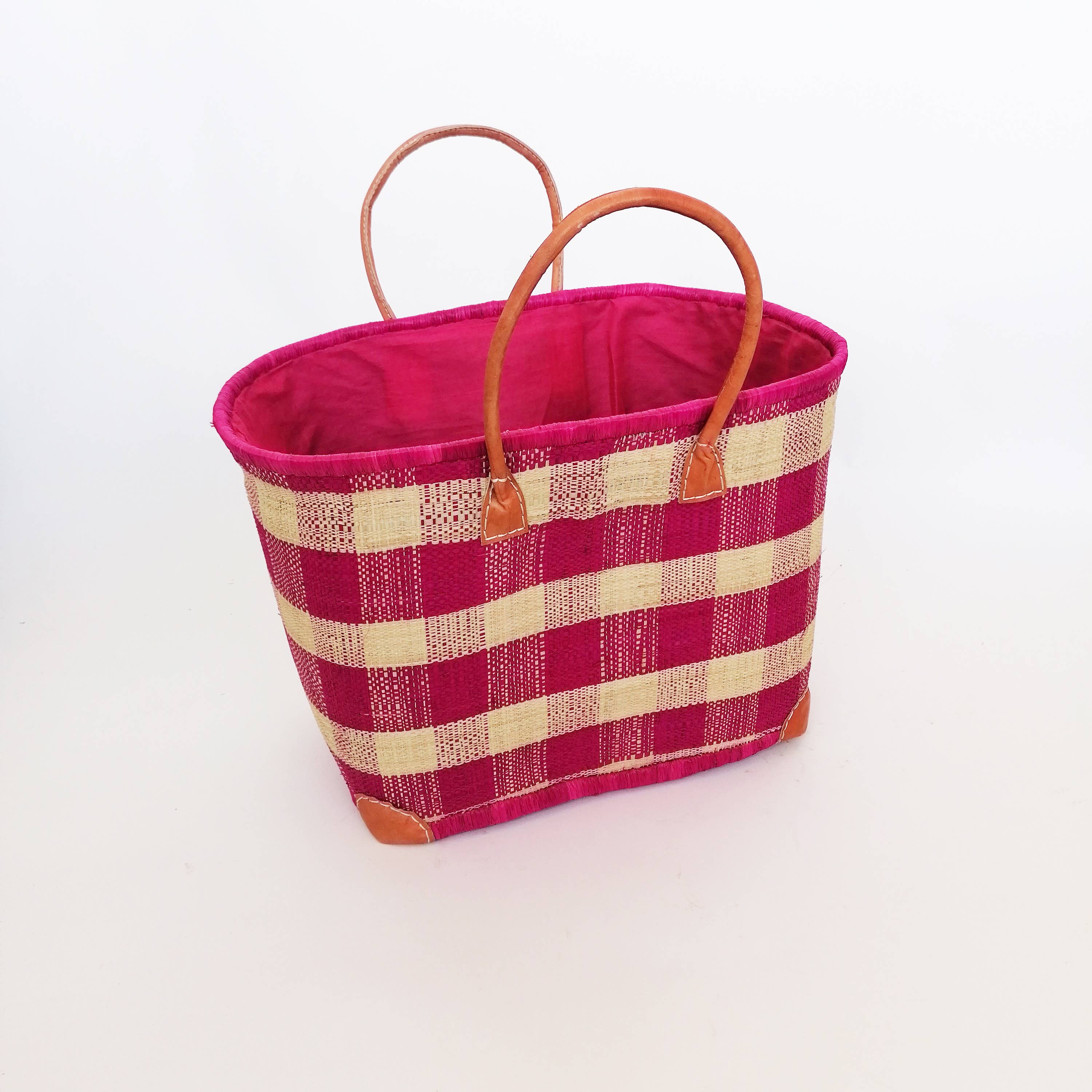 Le comptoir de la plage – wholesale Strandväska – Handgjord Rabane ”Beloha” rutigt mönsterkorg med påse3