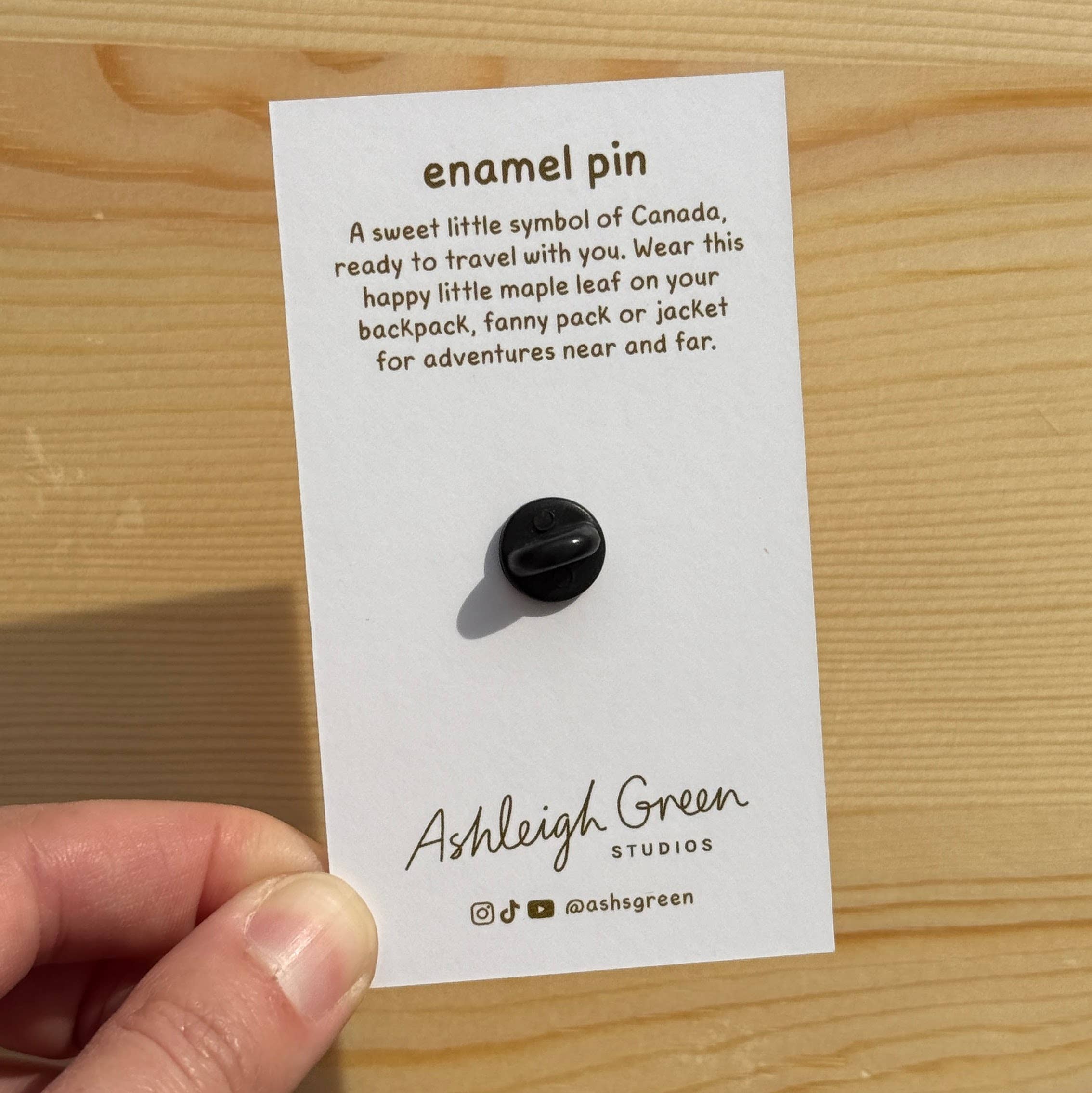 Ashleigh Green Studios - Vendita all'ingrosso Spilla da bavero - Spilla in smalto - foglia d'acero 🍁2