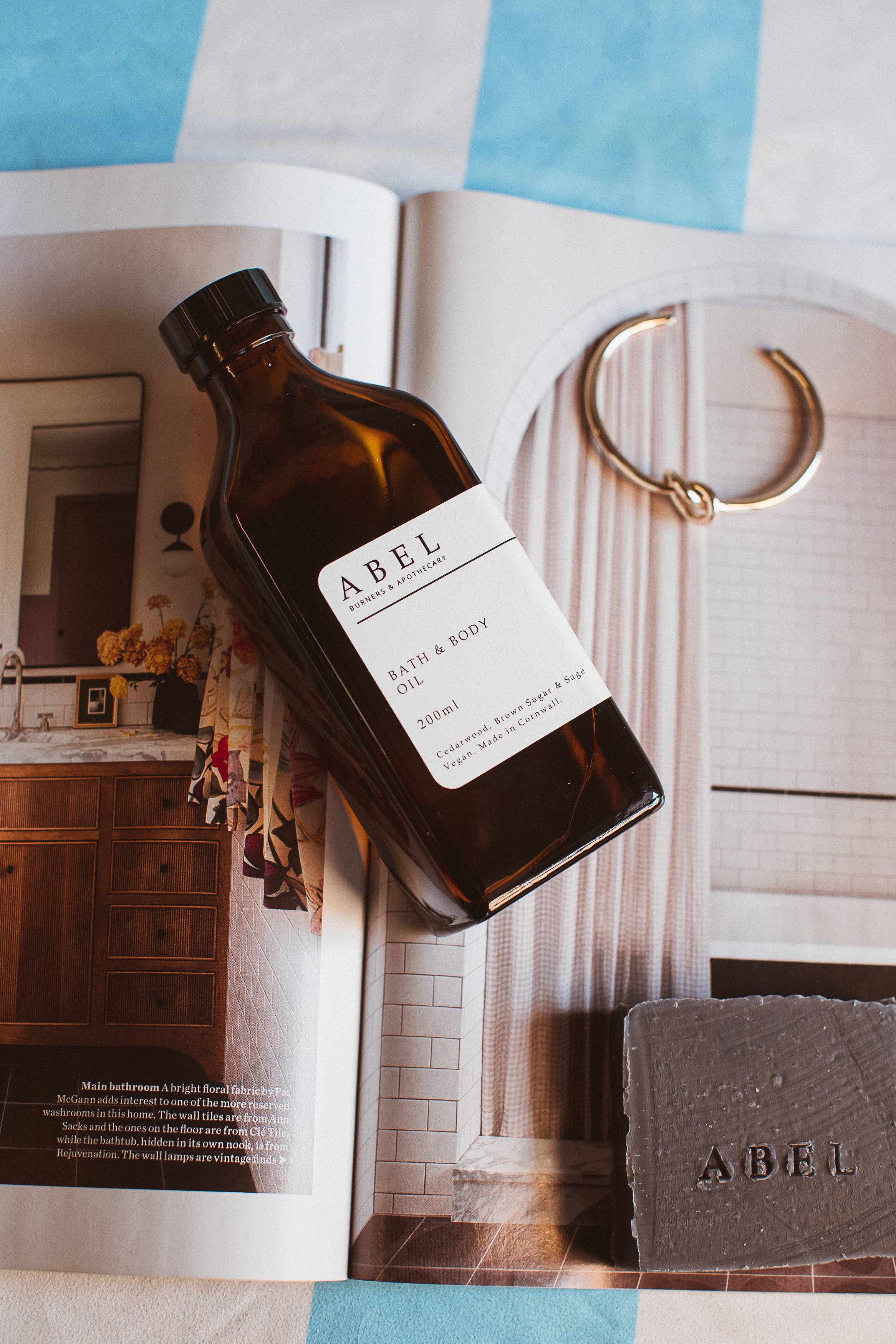 Abel Burners – Großhandel Bade-/Körperöl – Bad- und Körperöl mit Zedernholz, braunem Zucker und Salbei, 200 ml