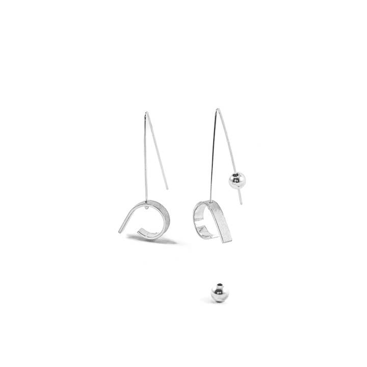 Boucles d'oreilles Mini Asym, boucles d'oreilles minimalistes modernes pour tous les jours pour la vente par AW | MW