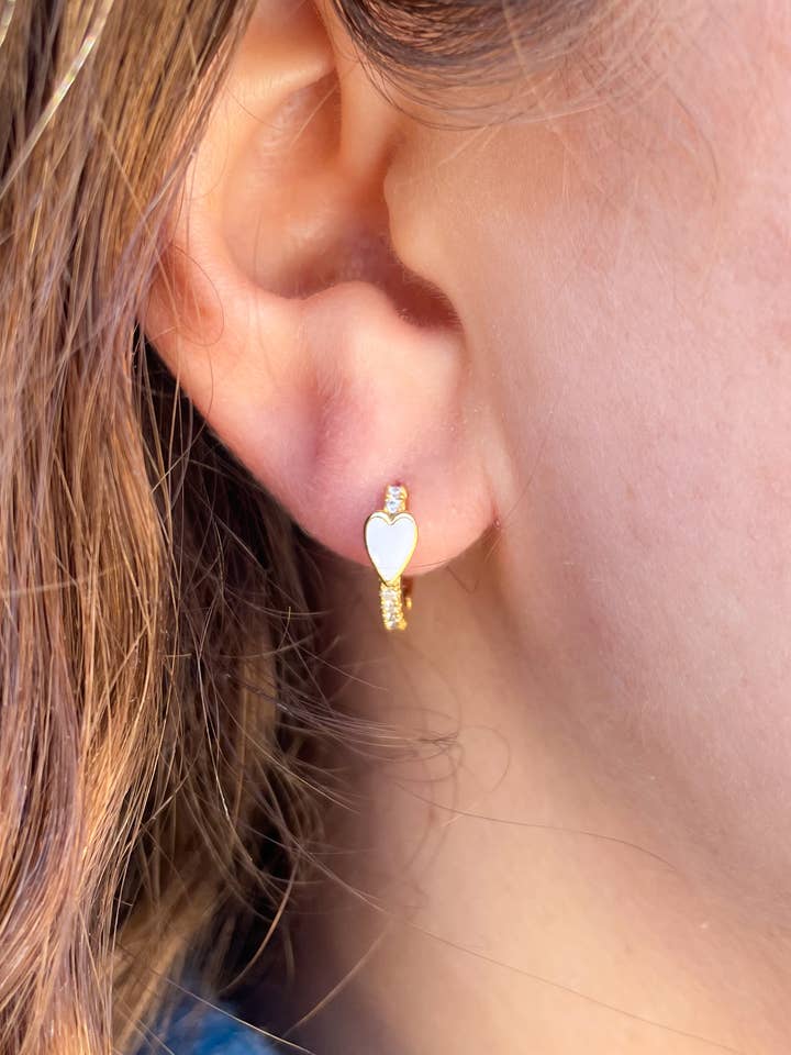 Hvid hjerte Huggie øreringe for engroshandel hos Pip & Co.