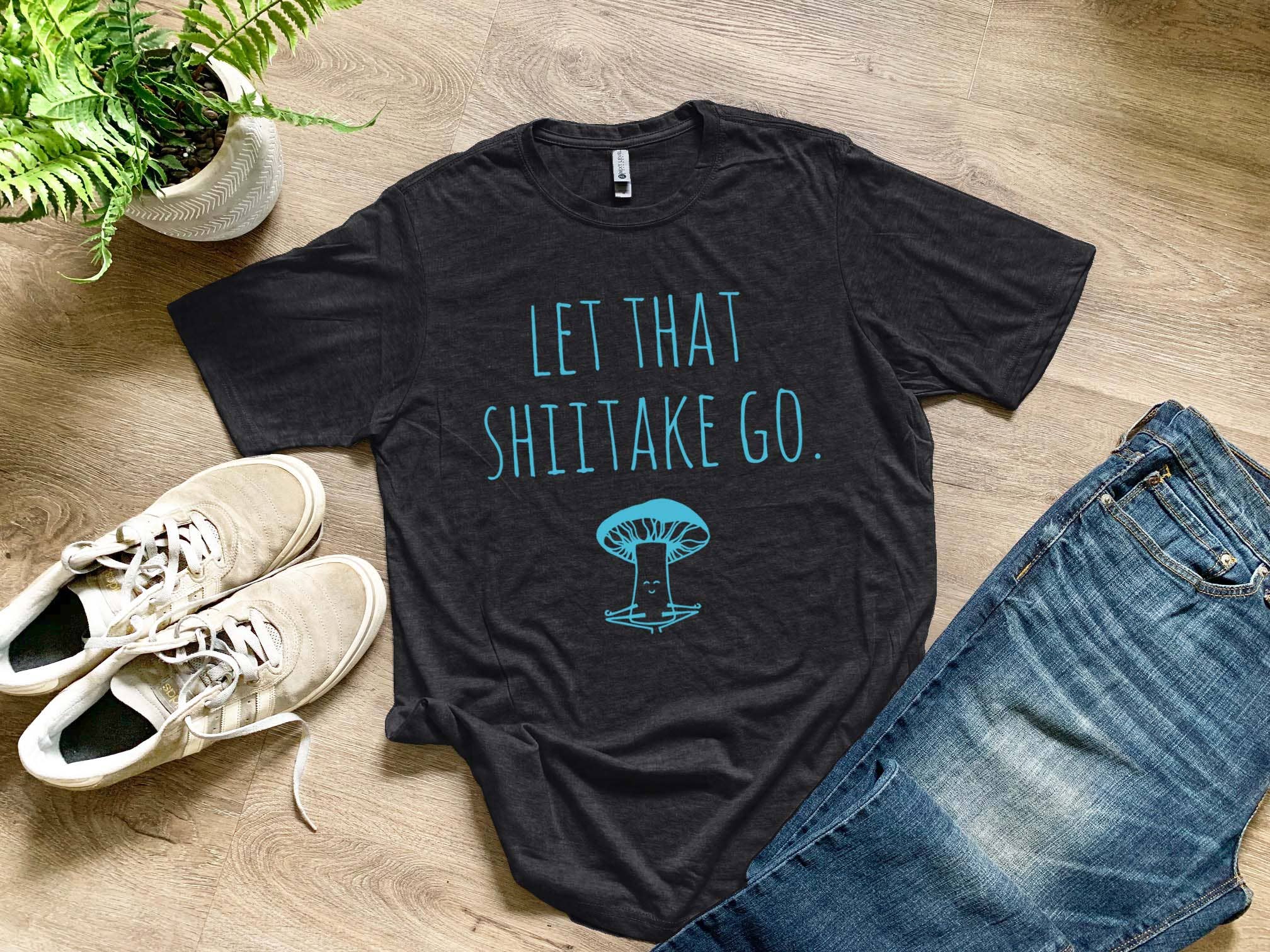Moonlight Makers - Wholesale T-shirt met print - Heren - Let That Shiitake Go - Grappig T-shirt voor heren - Mushroom, Yoga2