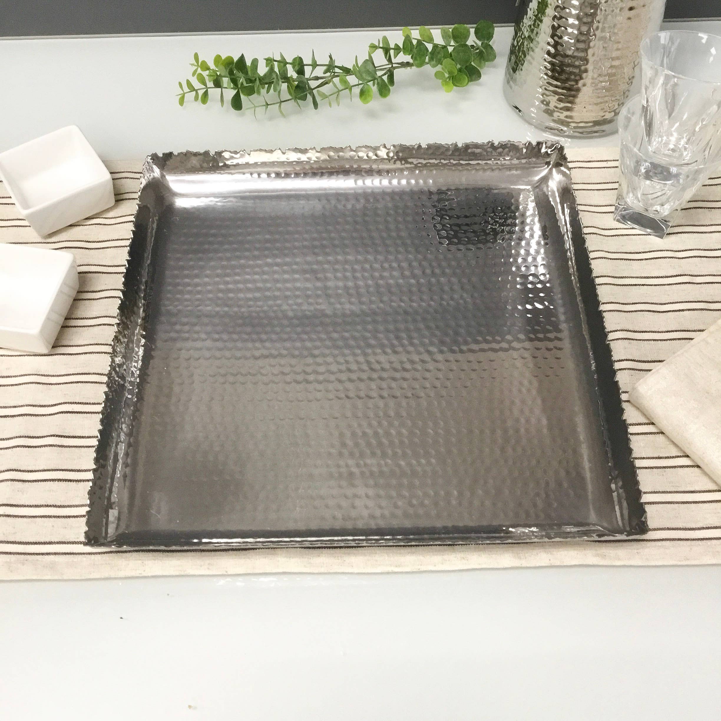 India Handicrafts Inc – Bandeja por atacado – Travessa Quadrada Prateada Martelado - Serverware Casa Elegante1