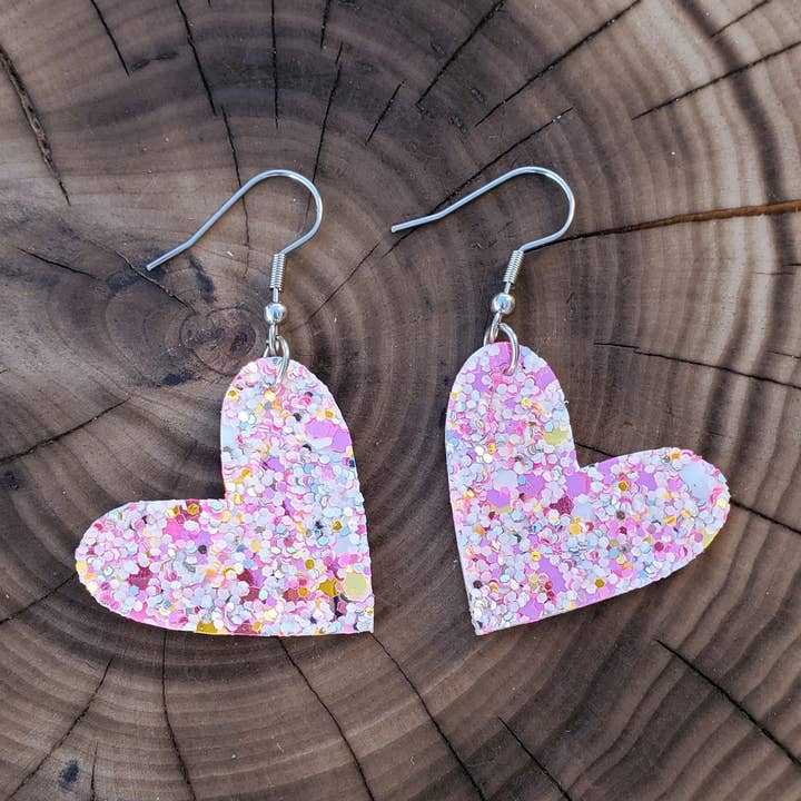 Roze glitter mix heart lederen oorbellen voor Valentijnsdag voor wholesale door A Glamper's Creations LLC