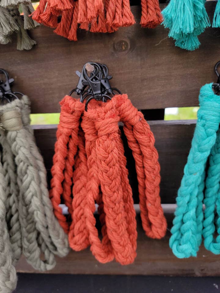 Porte-clés Wristlet en macramé pour la vente par Knotty Boho Designs