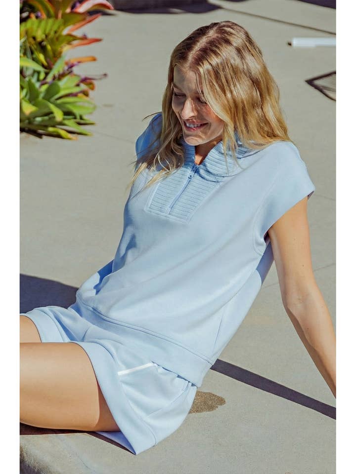 Haut sans manches à quart de zip en scuba modal luxe pour la vente par Rae Mode