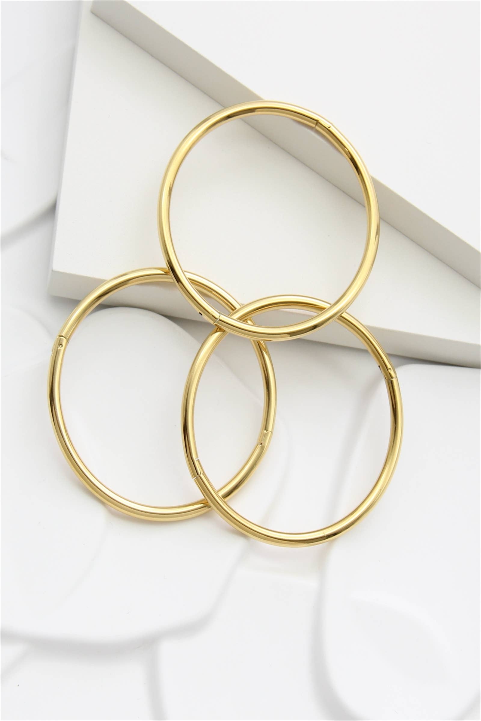 BELLISSIMA BIJOUX - Wholesale Bangle Bracelet - Openable Bangle Bracelet in Gold Stainless Steel – Elegance4