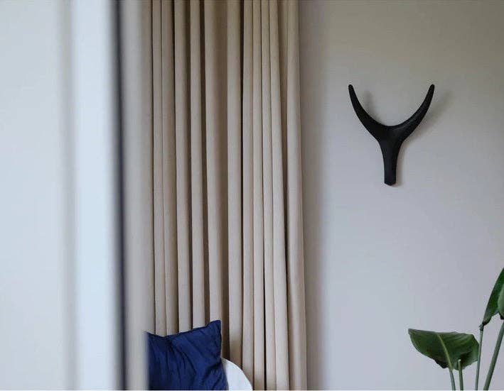 The African Home Goods - Vente Décoration murale - Tête Nguni Noire Iroko | Décoration Murale Tête d'Animal | Décor de Ferme Fait Main - Noir3