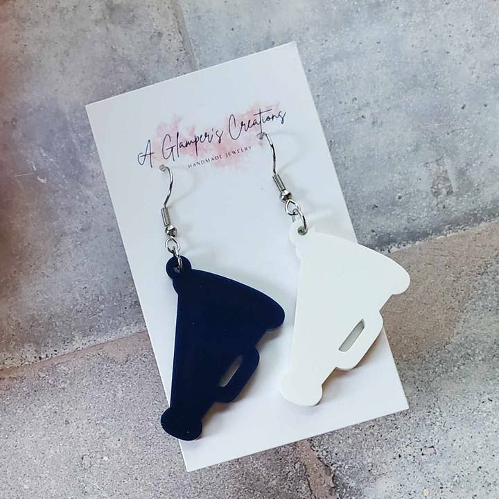 Pendientes de acrílico azul marino y blanco con megáfono para el día del juego para venta al por mayor de A Glamper's Creations LLC
