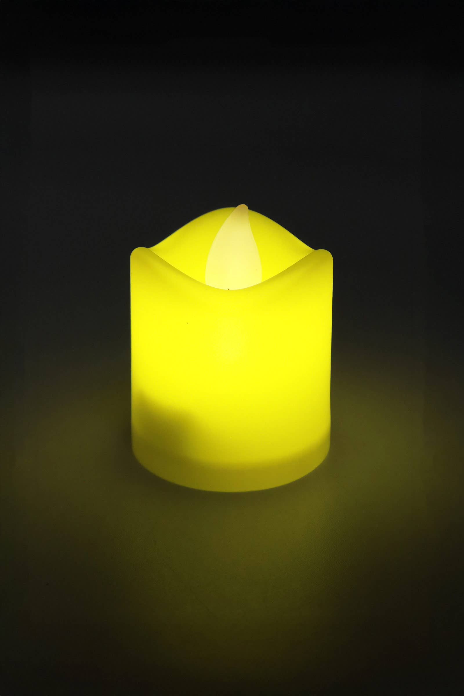 SURTIDO Velas LED sin llama de colores - 24 unidades de venta al por mayor en Faire12