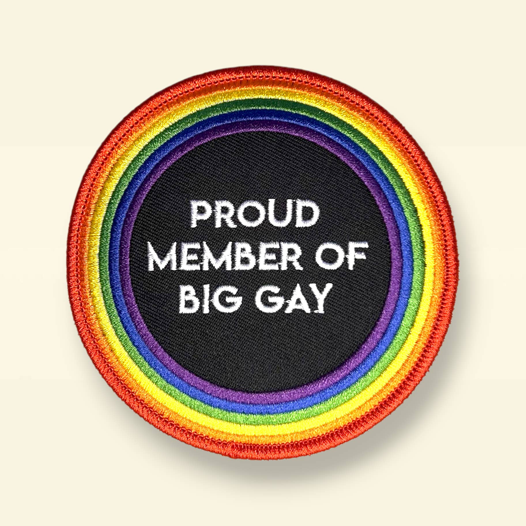 Library Cat Designs - Vendita all'ingrosso Toppe - Orgoglioso membro di Big Gay LBGTQIAA+ Toppa ricamata0