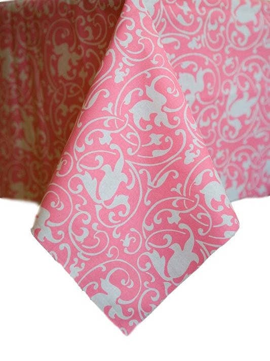 nappes rondes de 70 pouces imprimées en rose à volutes pour la vente par Hen House Linens